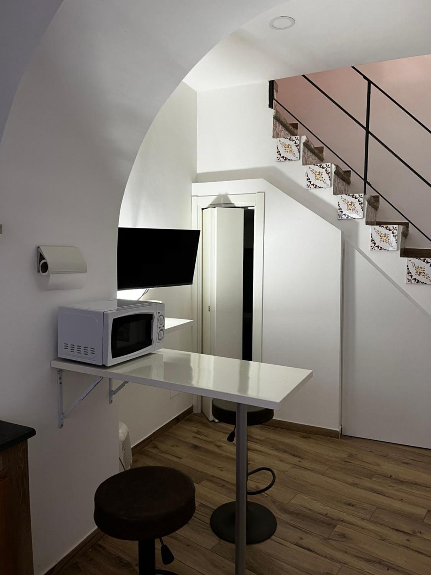 International Garibaldi * Apartment Наполи Екстериор снимка