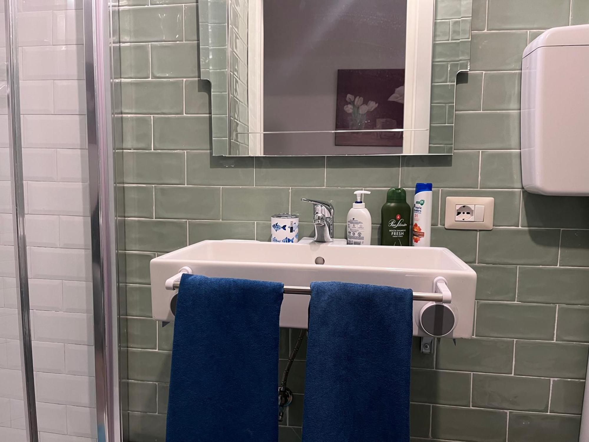 International Garibaldi * Apartment Наполи Екстериор снимка